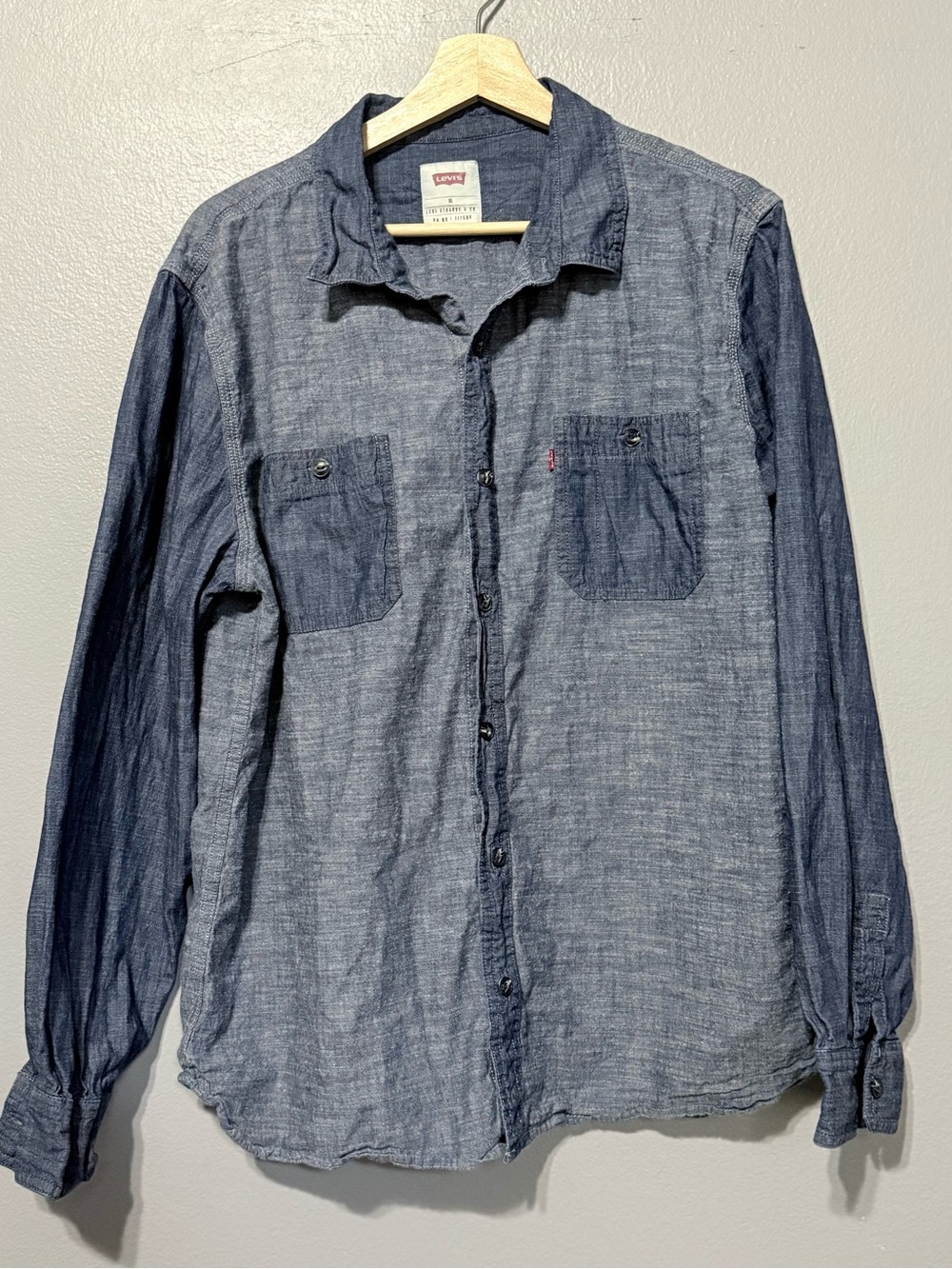 Levi's Men's Indigo Chambray Long-Sleeve Button-Down Shirt